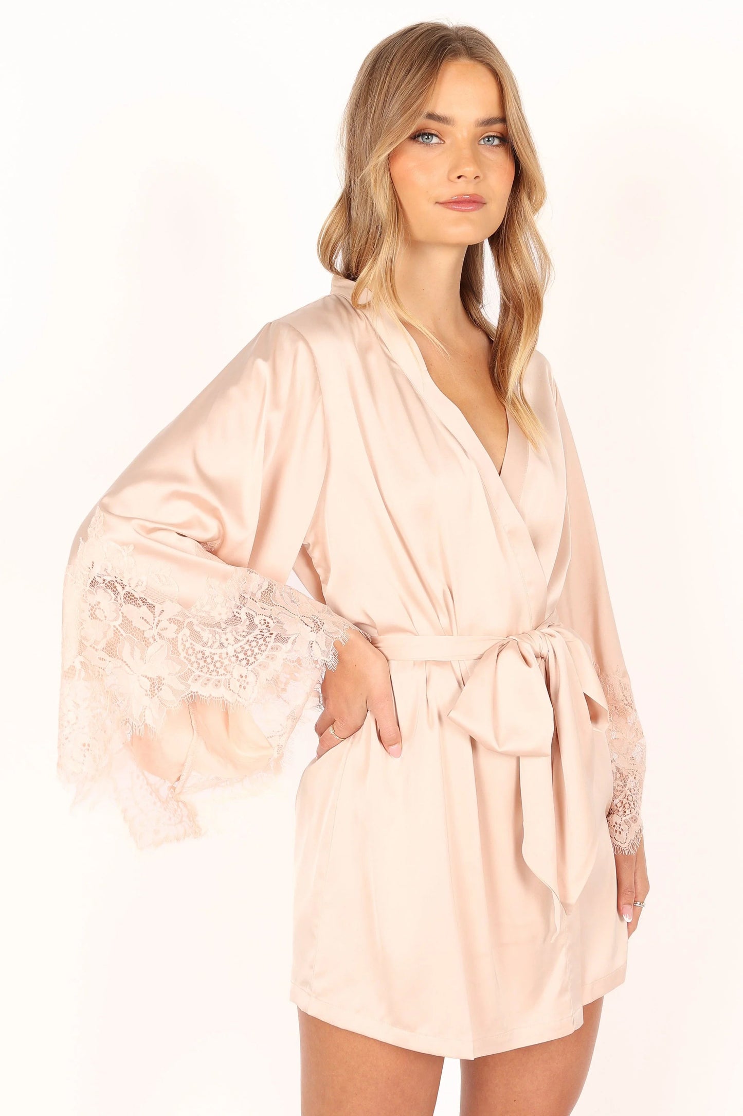 Dara Scalloped-Lace Satin Robe