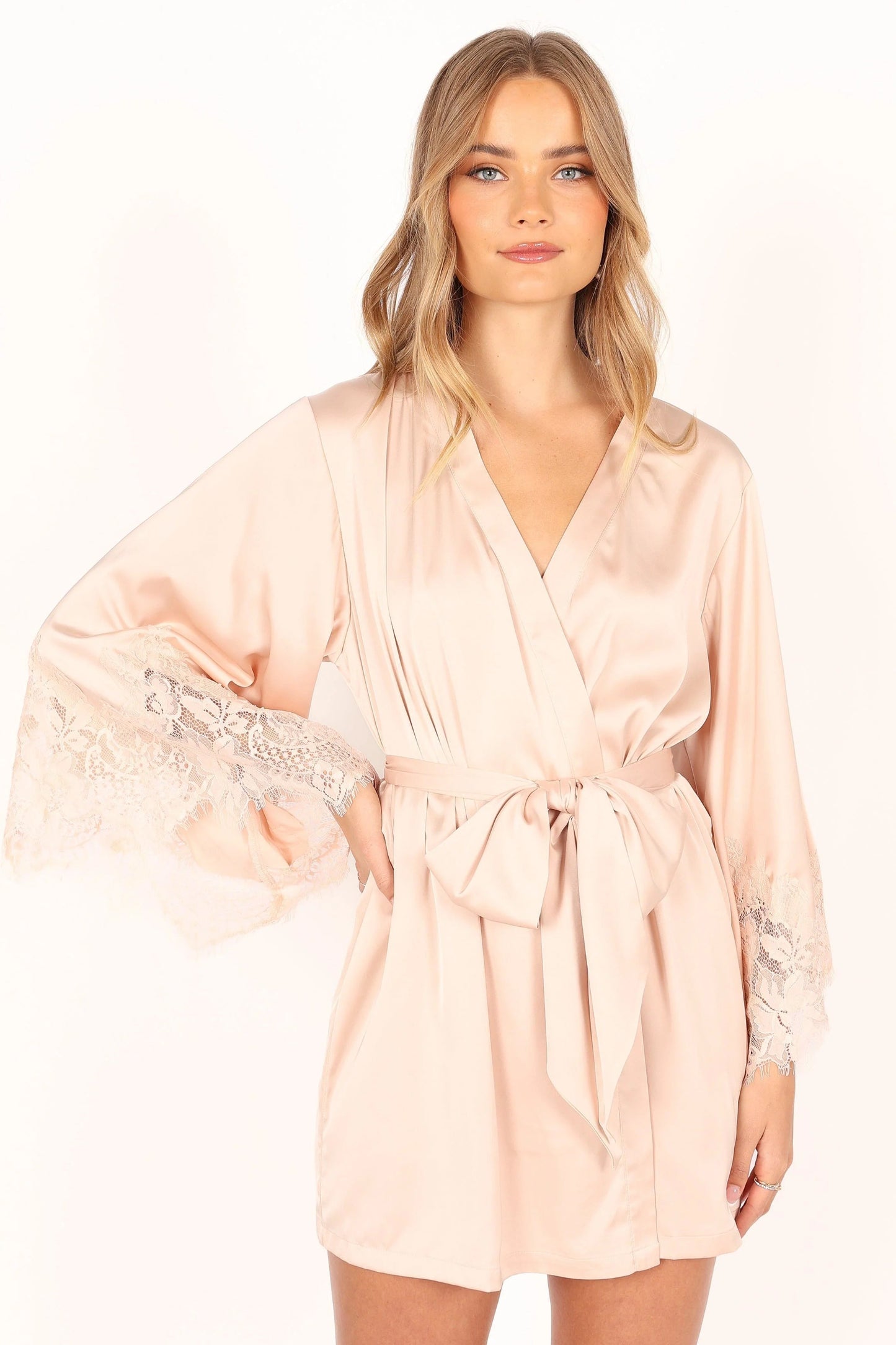 Dara Scalloped-Lace Satin Robe